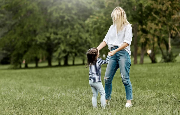 Imagen Aire Libre Linda Niña Feliz Jugando Con Hermosa Madre — Foto de Stock