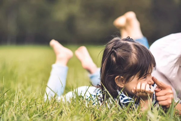 Glückliches Kleines Mädchen Das Auf Dem Grünen Gras Freien Liegt — Stockfoto