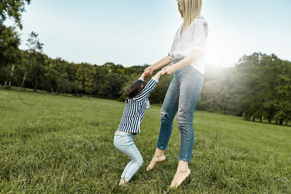 Niña Alegre Jugando Con Madre Hierba Verde Amar Hermosa Mujer — Foto de Stock