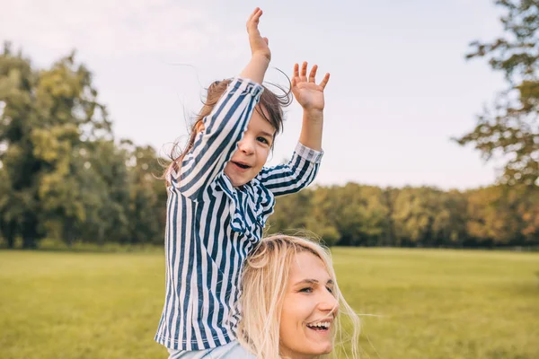 Joyeux Petite Fille Sur Dos Cochon Avec Les Mains Air — Photo