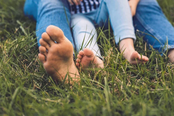 Horizontal Closeup Shot Beautiful Woman Feet Embrace Her Girl Legs — Stock Photo, Image