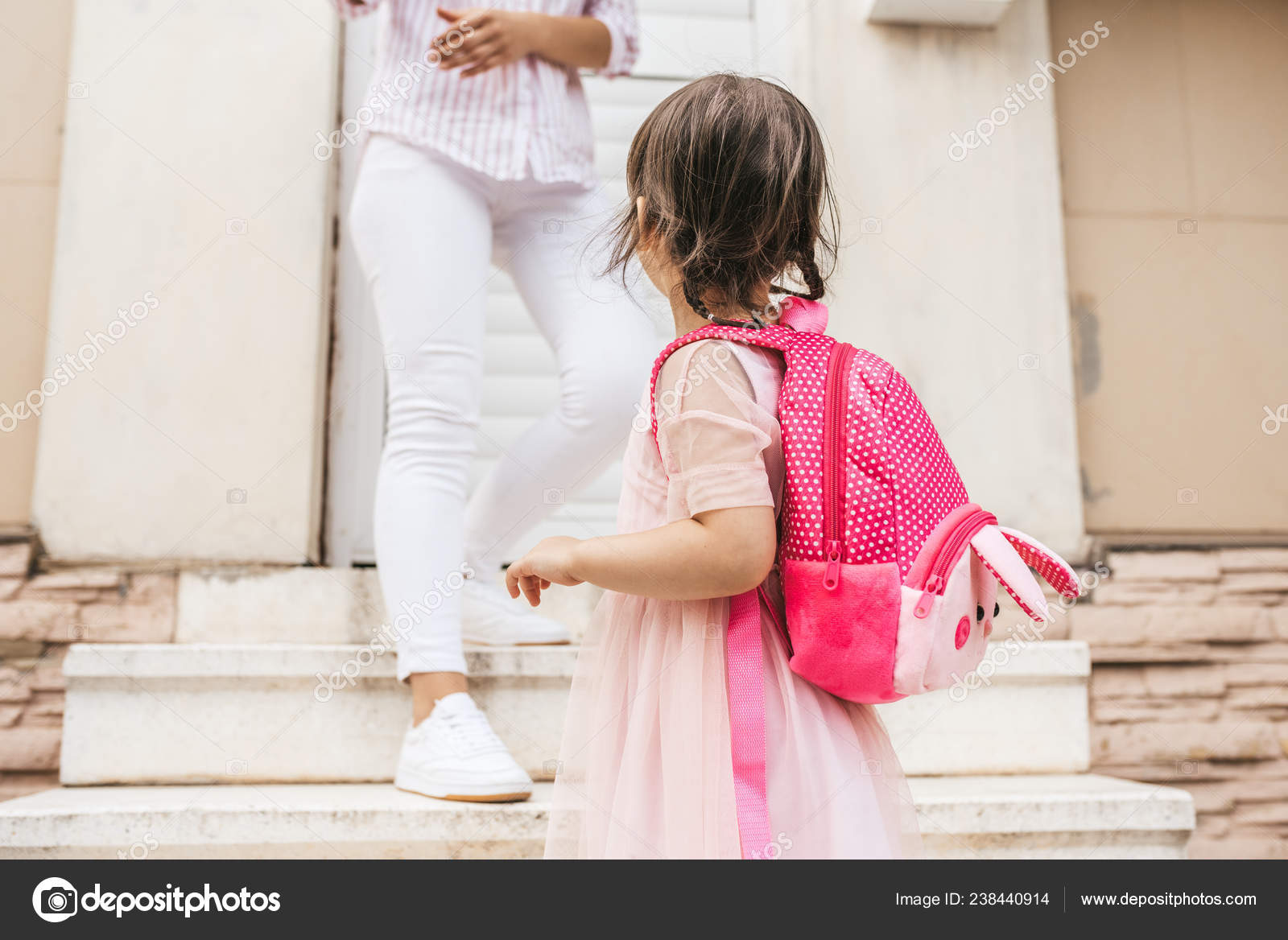 Женщину с детьми выгоняют из квартиры. Виноватый ребенок. Стих ты дочь моя уходишь в дом чужой текст. Дочь ушла из дома к парню. Муж бросил жену с ребенком.