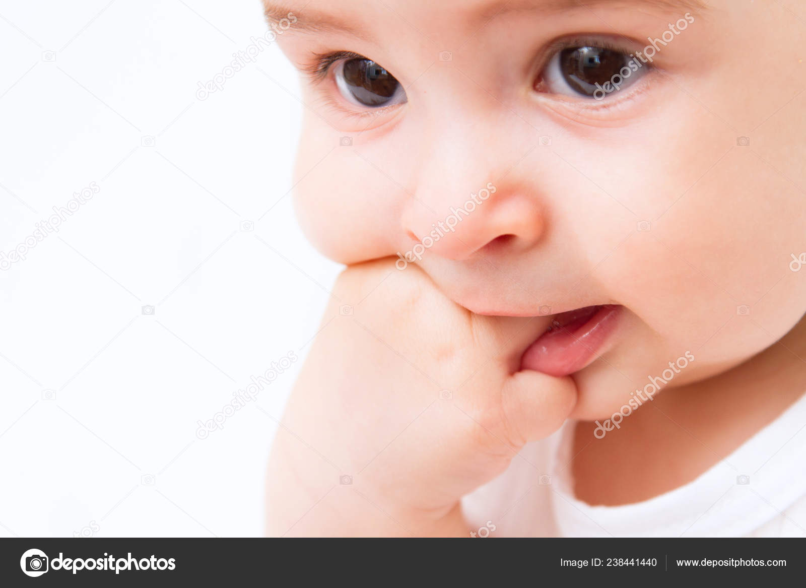 Beau Portrait Bebe Avec Main Dans Bouche Sur Fond Blanc Image Libre De Droit Par Iuricazac C Beau Portrait Bebe Avec Main Dans Bouche Sur Fond Blanc Image Libre De Droit Par Iuricazac C