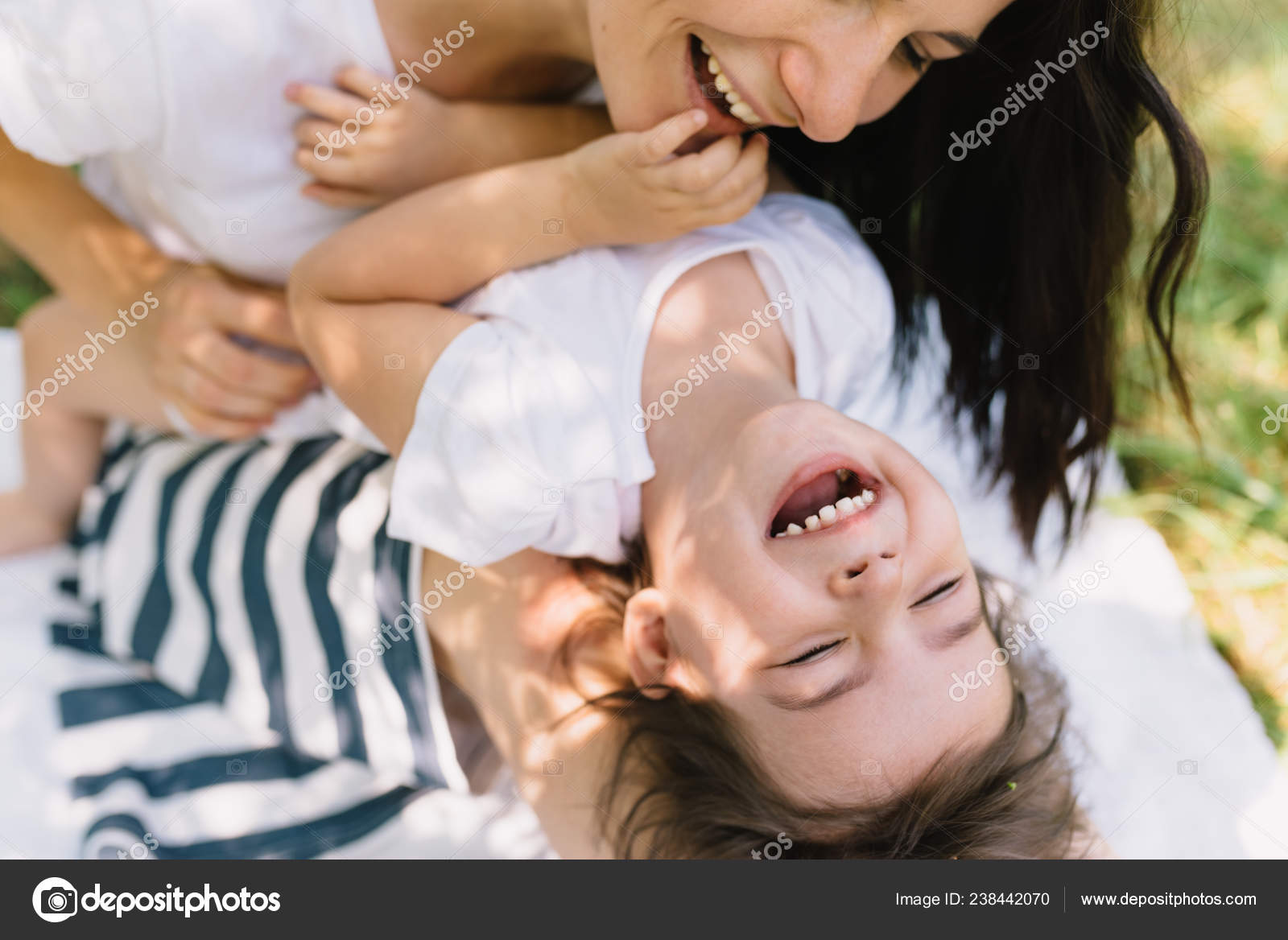 ショットのかわいい子供は幸せな娘と屋外演奏美しい母親をトリミングしました かわいいお母さんと彼女の子供が公園で一緒に遊んで 幸せな家族の肖像をクローズ アップ 幸せな母の日 ストック写真 C Iuricazac ショットのかわいい子供は幸せな娘と屋外演奏美しい母親をトリミングしました かわいいお母さんと彼女の子供が公園で一緒に遊んで 幸せな家族の肖像をクローズ アップ 幸せな母の日 ストック写真 C Iuricazac