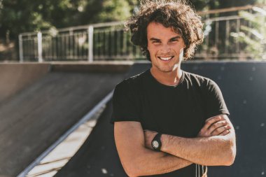 Şık genç adam portresi siyah t-shirt ve wirstwatch sokakta giyer. Mutlu gülümseyen adam poz için reklam kopya alanı, şehrin sokak açık ile. İnsanlar kavramı