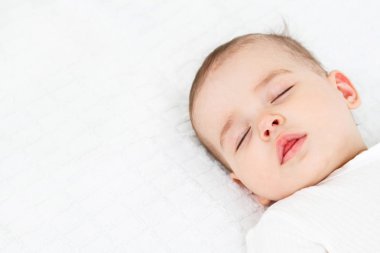 Beyaz arka plan üzerinde güzel uyuyan bebek