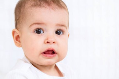 Güzel bebek portre beyaz arka plan üzerinde