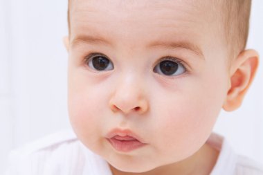 Güzel bebek portre beyaz arka plan üzerinde