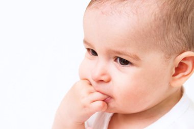 Güzel bebek portre beyaz arka plan üzerinde