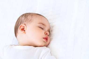 Yakın çekim portre üzerinde beyaz bakcground güzel uyuyan bebek