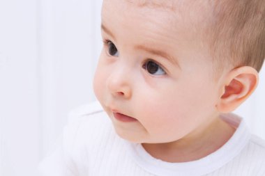 Güzel bebek portre beyaz arka plan üzerinde
