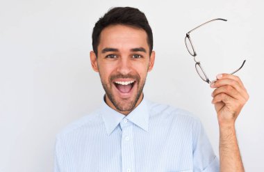 Horziontal portre portre mutlu tıraşsız yakışıklı genç erkek açık geniş ağızlı, WINS kötü görme beyaz stüdyo arka planı poz gözlük artık ihtiyacı yok. İnsanlar, başarı 
