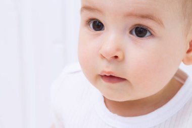 Güzel bebek portre beyaz arka plan üzerinde