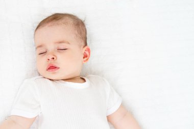 Beyaz arka plan üzerinde güzel uyuyan bebek