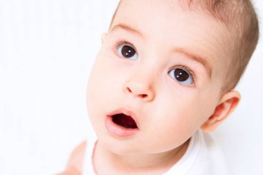 Beyaz arka plan üzerinde güzel şirin bebek