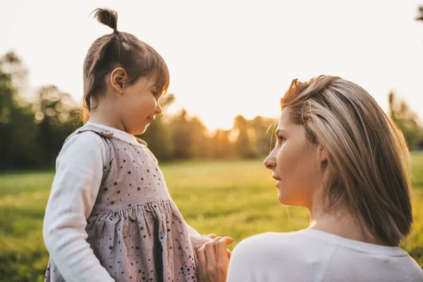 Zamknij Się Widok Piękną Kobietę Mieć Rozmowę Dzieckiem Parku Widok — Zdjęcie stockowe