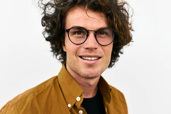 Hombre Guapo Con Pelo Rizado Con Gafas Posando Pie Contra — Foto de Stock