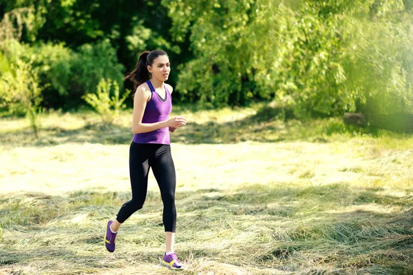 Atractiva Corriendo Joven Mujer Aire Libre Entrenamiento Parque Bosque Naturaleza — Foto de Stock