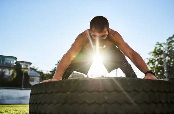 Strong Muscular Young Male Mask Increase Load Breathing Muscles Doing — Stock Photo, Image