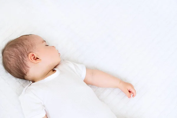 Close Πορτρέτο Του Ένα Όμορφο Μωρό Στον Ύπνο Στο Λευκό — Φωτογραφία Αρχείου