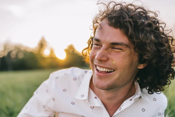 Close Retrato Jovem Macho Feliz Com Cabelo Encaracolado Sorrindo Relaxando — Fotografia de Stock