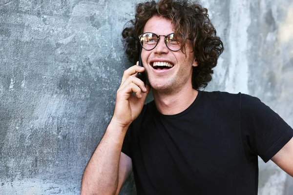 Riendo Hombre Guapo Feliz Con Pelo Rizado Hablando Teléfono Móvil — Foto de Stock