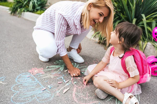 Image Heureuse Petite Fille Mère Riant Dessinant Avec Des Craies — Photo