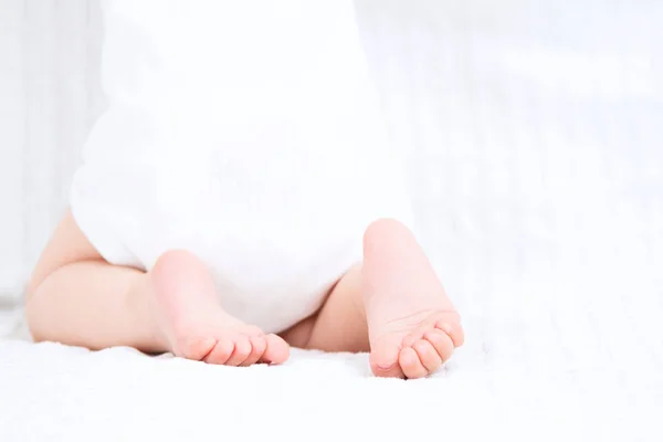 Lage Sectie Van Baby Permanent Witte Achtergrond Baby Voet — Stockfoto