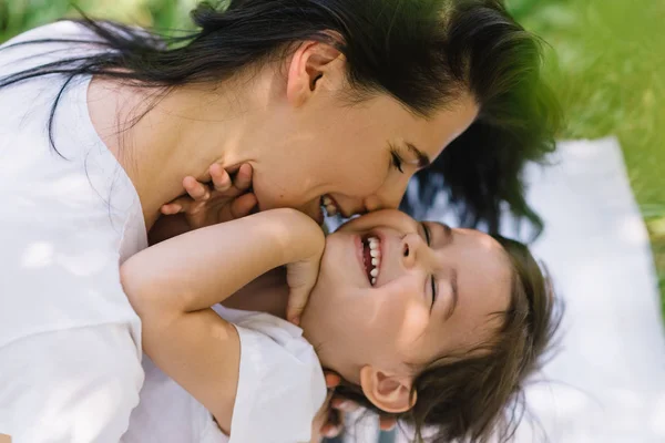 Feliz Madre Sonriente Pequeña Hija Linda Divertirse Aire Libre Buena — Foto de Stock