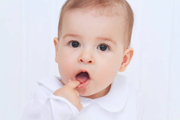 Güzel Bebek Portre Beyaz Arka Plan Üzerinde — Stok fotoğraf
