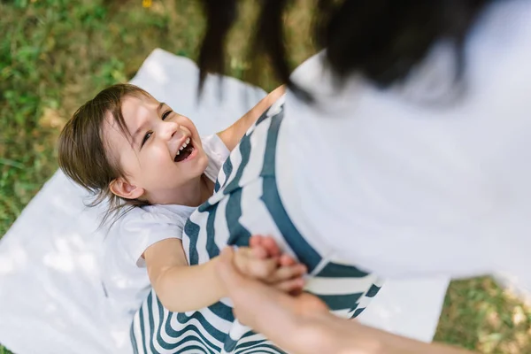 Abgeschnittene Aufnahme Von Glücklich Lächelnd Kleine Süße Tochter Kind Haben — Stockfoto