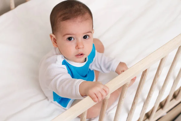 Αξιολάτρευτο Μωρό Παιδί Στο Κρεβάτι White Διερεύνηση Στην Κάμερα — Φωτογραφία Αρχείου