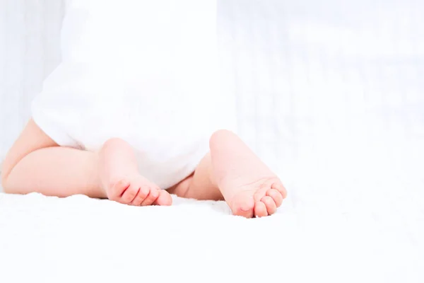 Lage Sectie Van Baby Permanent Witte Achtergrond Baby Voet — Stockfoto
