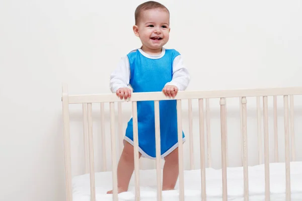 Ευτυχισμένος Αξιολάτρευτο Μωρό Στο Κρεβάτι Λευκό Φόντο — Φωτογραφία Αρχείου