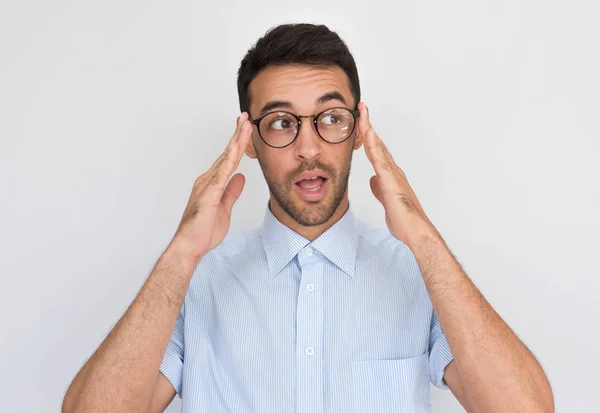 Sorprendido Joven Macho Guapo Toque Sus Gafas Abre Boca Con — Foto de Stock