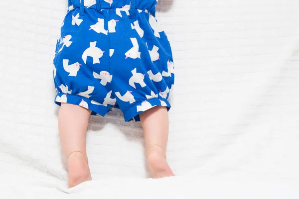 Fechar Adoráveis Pernas Pequenas Bebê Fundo Branco — Fotografia de Stock