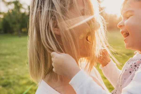 Primer Plano Retrato Aire Libre Niña Feliz Hermosa Madre Alegre — Foto de Stock