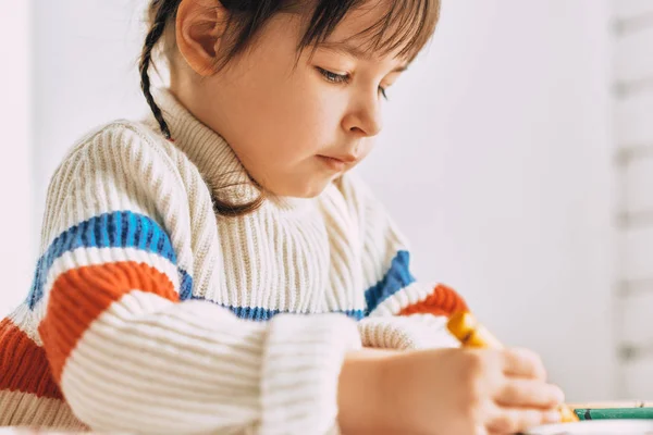 크리에이 귀여운 집에서 책상에 놀고의 이미지 초상화 — 스톡 사진