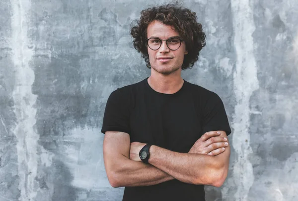 Homem Bonito Sorridente Com Cabelo Encaracolado Posando Contra Parede Cinza — Fotografia de Stock