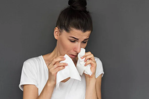 Kepala Wanita Sakit Mengenakan Shirt Putih Meniup Hidung Dalam Jaringan — Stok Foto