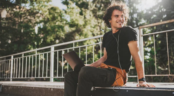 Handsome Male Curly Hair Using Laptop Computer Chatting Online Friends — Stock Photo, Image