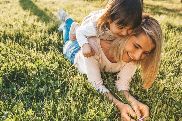 Atrakcyjnych Szczęśliwy Młoda Matka Leży Jej Córka Trawie Parku Szczęśliwy — Zdjęcie stockowe