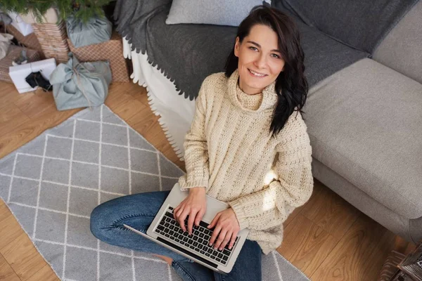 Overhead Shot Beautiful Young Woman Shopping Online Laptop Cozy Christmas — Stock Photo, Image