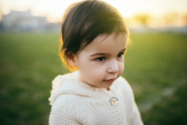 Kaukázusi Lány Baba Játék Szabadtéri Aranyos Lány Kisgyermek Keres Zöld — Stock Fotó