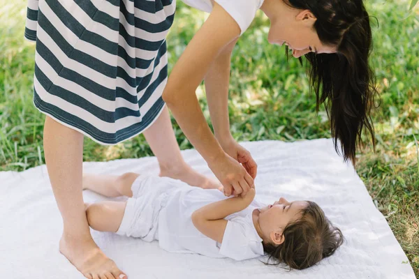 Horizontale Zijaanzicht Van Gelukkig Lachend Klein Schattige Dochter Kind Veel — Stockfoto