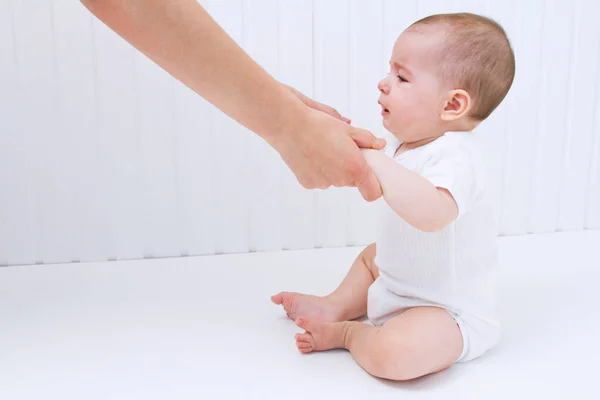 Beau Bébé Avec Les Mains Mère Aide Sur Fond Blanc — Photo