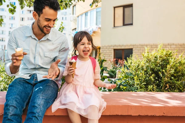 Afbeelding Van Gelukkig Schattig Klein Meisje Zittend Met Papa Straat — Stockfoto