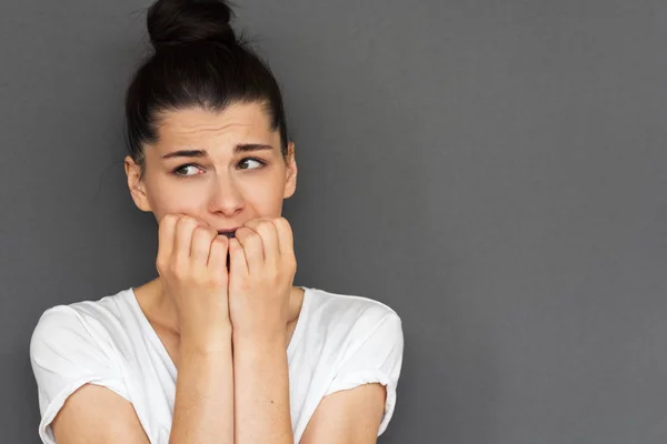 Retrato Mujer Preocupada Estresada Muerde Las Uñas Pánico Confusión Nerviosa —  Fotos de Stock