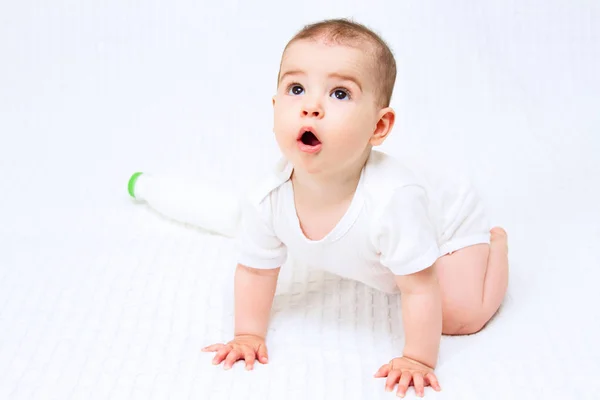 Beau Bébé Enfant Avec Biberon Sur Fond Blanc — Photo