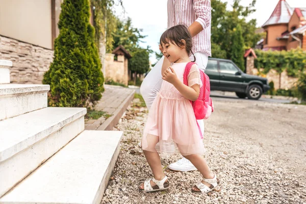 Image Recadrée Mère Fille Élève Rentrant Maison Maternelle Bonne Relation — Photo